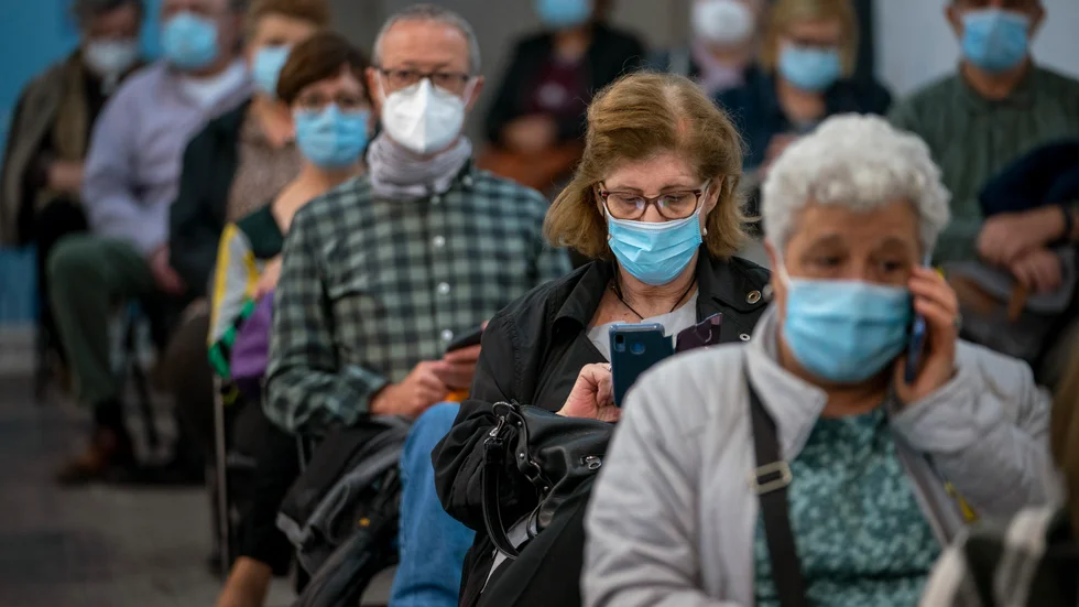 Folk som fått Astra Zenecas vaccin sitter och väntar på Barcelona-mässan i Spanien. Företaget anklagas för att inte ha levererat tillräckligt snabbt inom EU.