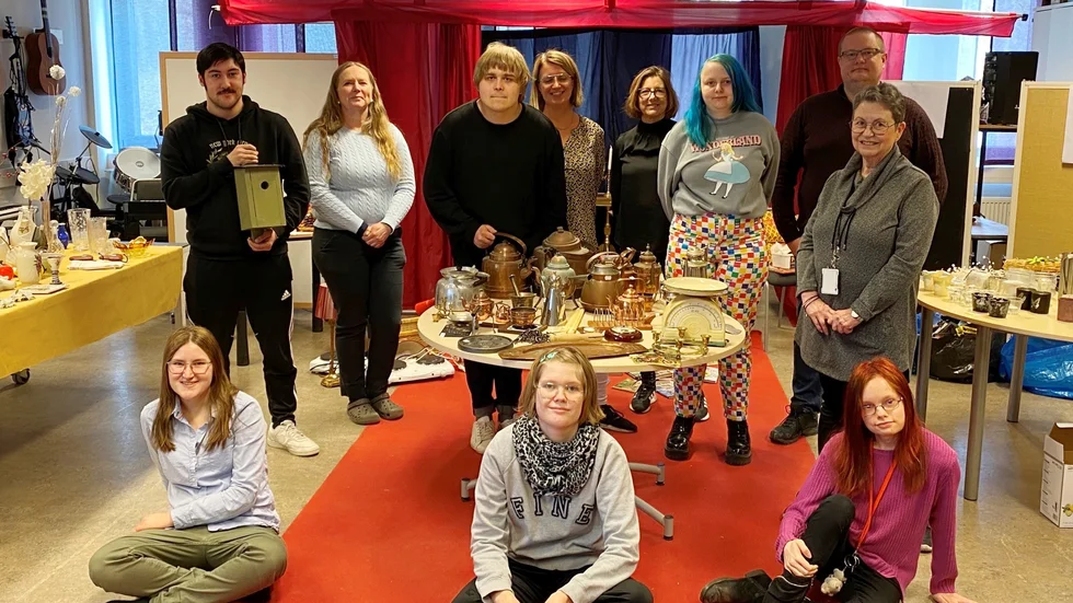 Här är några av eleverna och lärarna på gymnasiesärskolan i Tierp som varit med och vunnit Tierp kommuns miljöpris.