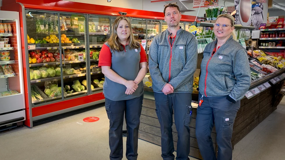 Sandra Flodin, Pär Selin och Venita Bernström arbetar i ICA-butiken i Tjällmo