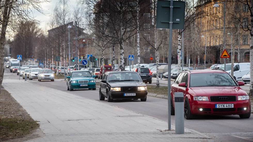 Under lördagskvällen var det mycket bilar och hög volym i centrala Piteå. Det uppskattade inte alla. "Det är fruktansvärt och polisen gör ingenting", säger Lars Jonsson, som bor ett stenkast bort.