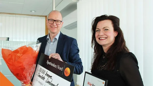 Charlotte Lindmark har tilldelats Kulturpriset av Sparbanken Nord. Utdelare var bankens vd Gunnar Eikeland.