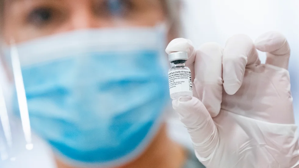 En ampull med vaccin från Pfizer.