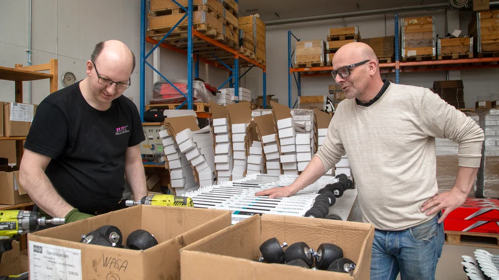 För ett drygt år sedan var Elpex i Öjebyn nära konkurs, men nu går vd:n Johan Öberg (till höger) och Andreas Olsson till jobbet med ett leende på läpparna.