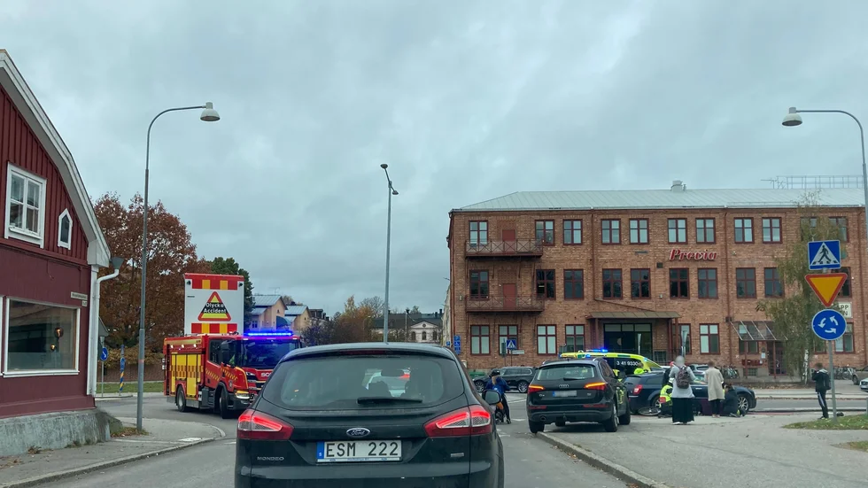 En person fördes till sjukhus efter att ha blivit påkörd av en bilist på Hospitalsgatan i centrala Nyköping på torsdagseftermiddagen.