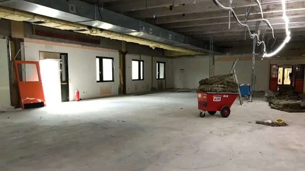 Byggarbetsplatsen gränsar till vårdcentralen.