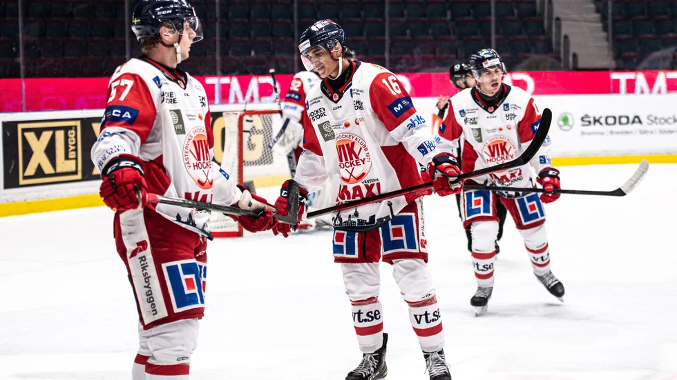 VIK:arna Alfred Barklund och Hugo Gabrielson deppar efter förlusten mot BIK Karlskoga.