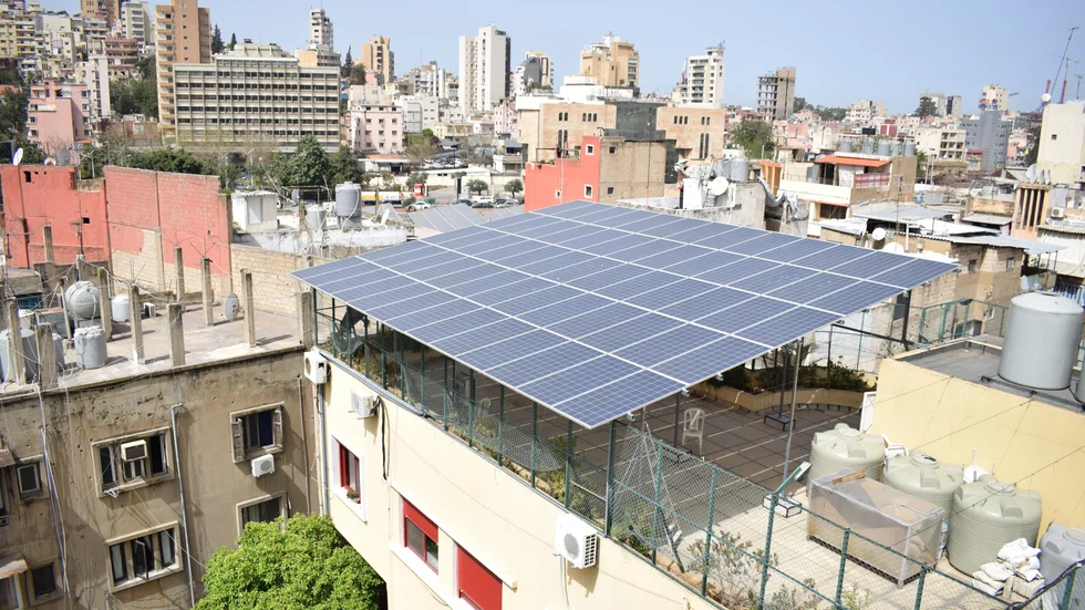 Solkraft på ett tak i Beirut tillhörande Karagheusian Center, en hjälpinstans för barn som finansieras av Nederländerna.