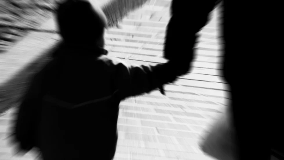 Var tredje vuxen har känt oro för att ett barn de känner far illa hemma. Långt ifrån alla är tvärsäkra på hur de kan hjälpa barnet, visar en undersökning från Sifo på uppdrag av Bris. Arkivbild.