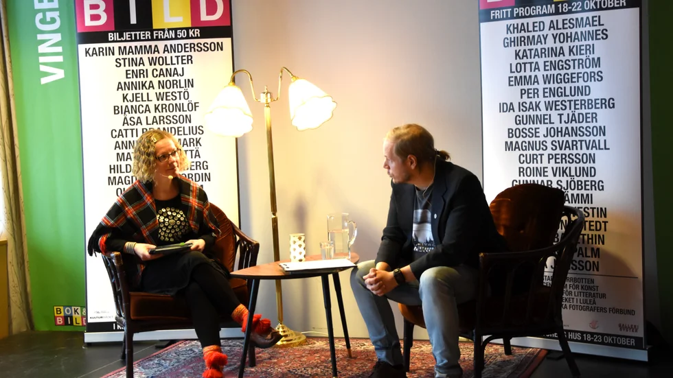 Anna Mämmi har i vuxen ålder sökt återta sina förlorade språk - nordsamiska och meänkieli. "Det var viktigt att ge ut boken "Marja och Nordanvinden" på tre språk samtidigt. Det handlar inte om orden, utan känslan. Berättelsen blir så mycket mer på meänkieli och nordsamiska", säger hon under samtalet med David Väyrynen. 