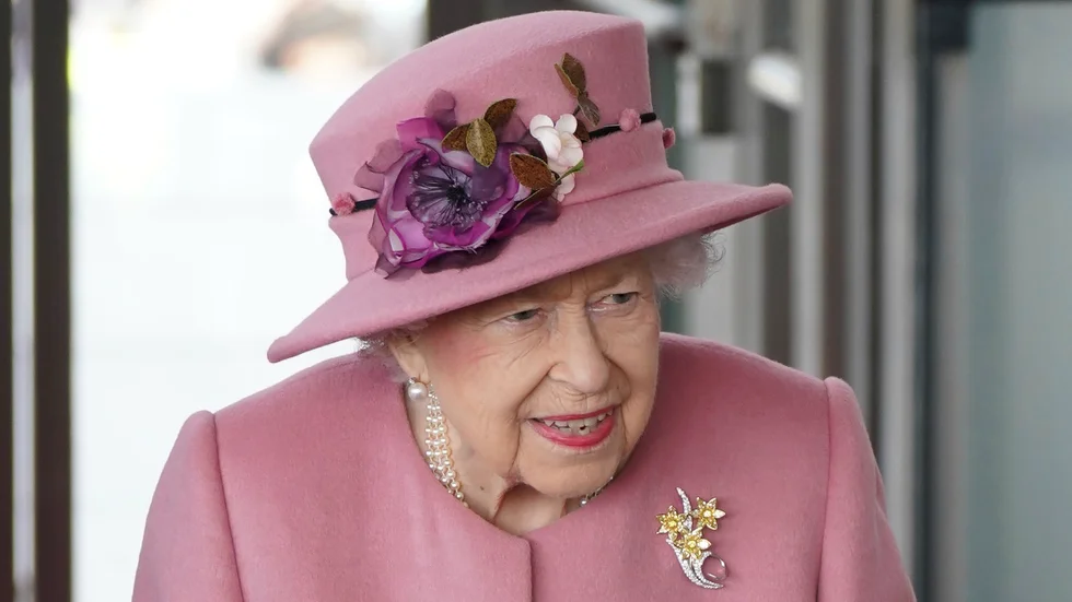 Några irriterade kommentarer från drottning Elizabeth fångades upp av en mikrofon under öppnandet av parlamentet i Wales.
