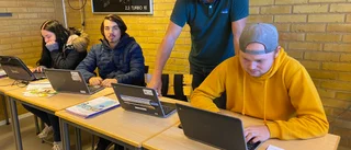 Transportbranschen vill se snabb utbildningsförändring för elbilar – eleverna vill ha gradvis övergång