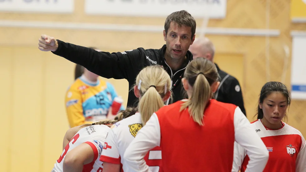 Patrik Olsson kommer att vara huvudtränare för RP:s damer även nästa säsong. 