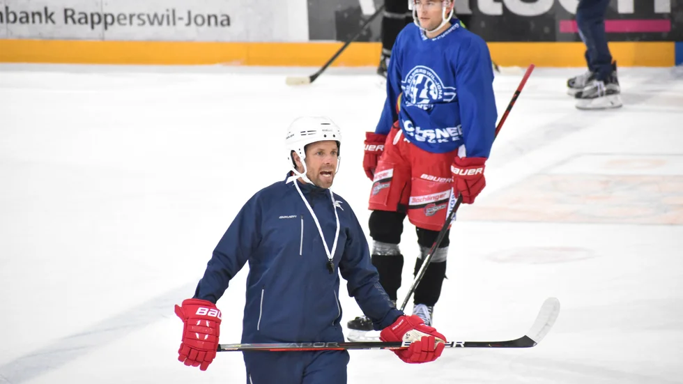 Stefan Hedlund gör sin tredje säsong i Schweiz, men den första som huvudtränare och på senaste sejouren i landet. Han kommer från två år i Skellefteå AIK när familjen samtidigt bodde i Piteå. 