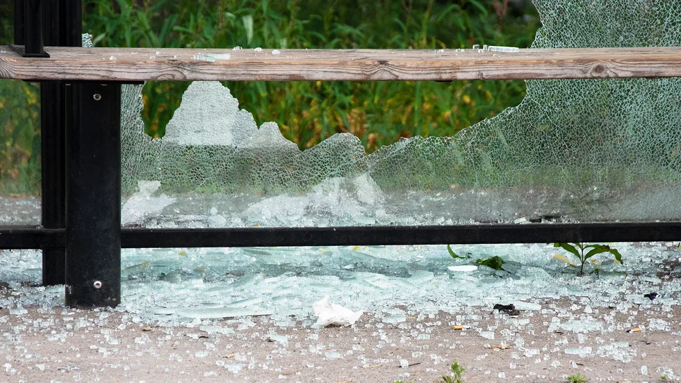 Till helgen kanske vi knackar några busskurer. Ashäftigt när glaset går i miljontals smulor! skriver signaturen "Den vilsna lilla pojken i Torshälla."