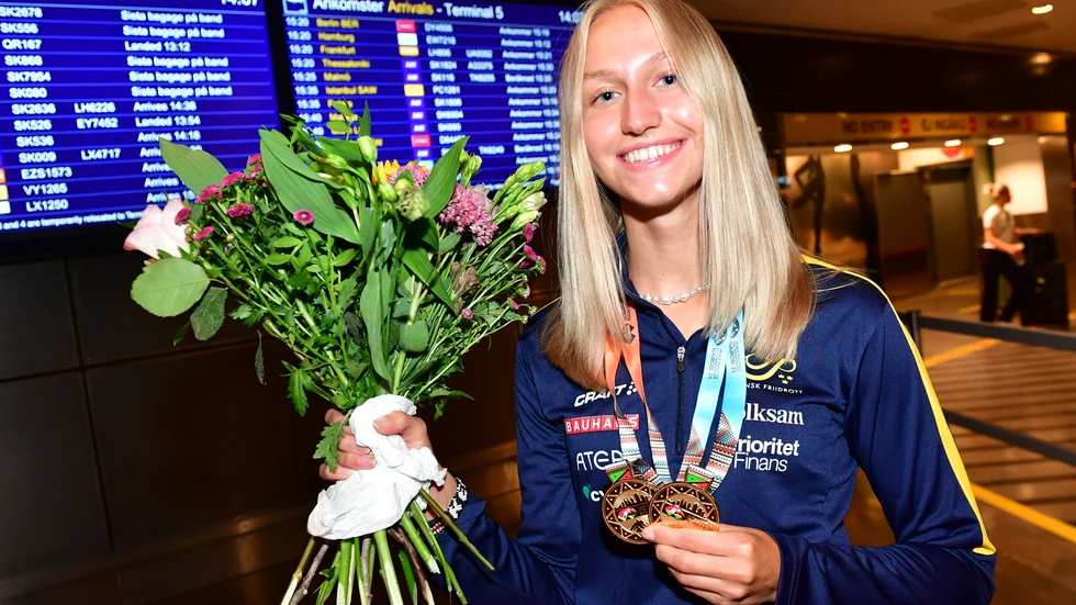 Maja Åskag hemkommen igen efter JVM med sina två guldmedaljer.