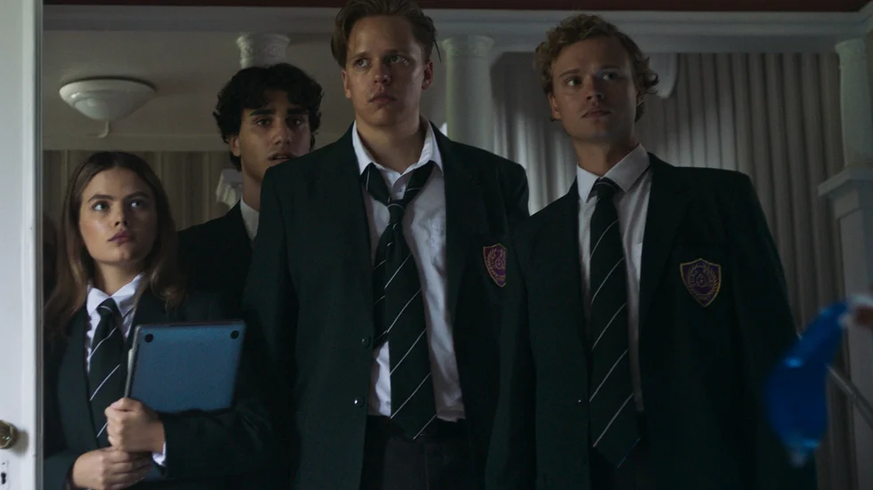 De unga skådespelarna Alva Bratt, Tiam Miladi, Valter skarsgård och Edvin Endre är alla utmärkta som utvalda elever vid internatskolan Tuna Kvarn som fått inträde i det slutna sällskapet Zebrarummet.