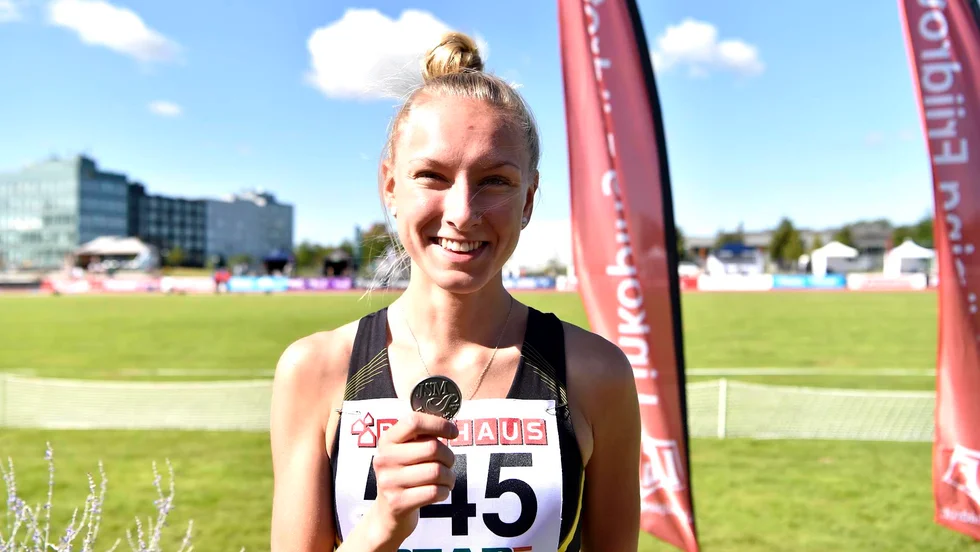 Thea Norlund visar upp en av sina silvermedaljer på junior-SM. Det blev dubbla till sist, både på 800 och 1500 meter.