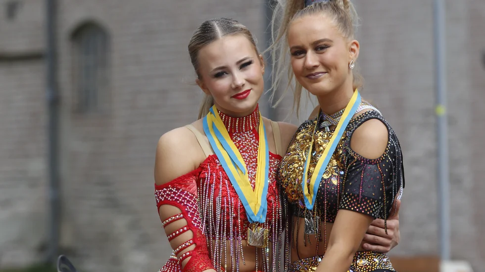 Let´s move-dansarna Elvira Niemi Hyvärinen och Emilia Arvidsson tog hem medaljer under helgens SM-tävling.