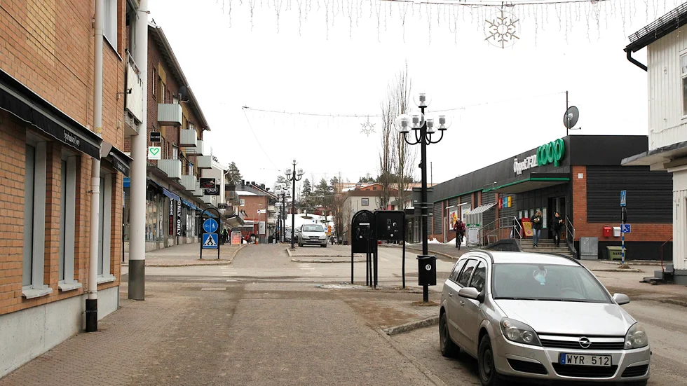 Skribenten undrar varför prismärkning av varor som visas i skyltfönstren i Älvsbyn har slopats?