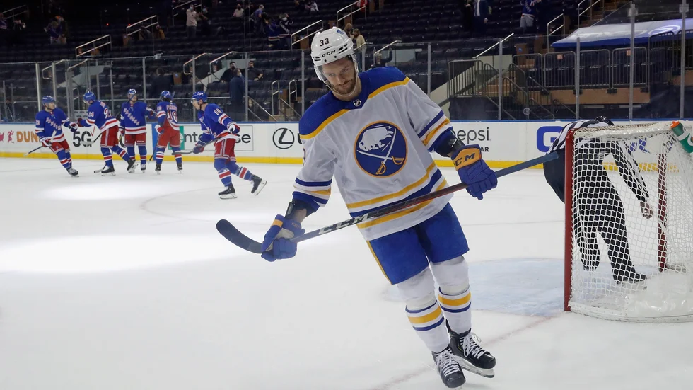 Buffalos Colin Miller deppar efter New York Rangers sista mål.
