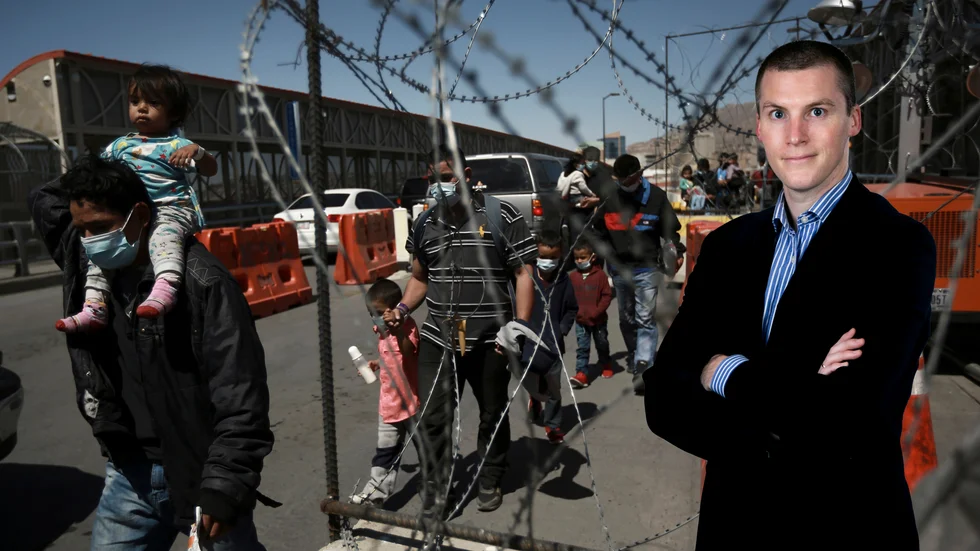 Migranter som deporterats från USA går in i Ciudad Juarez i Mexico.