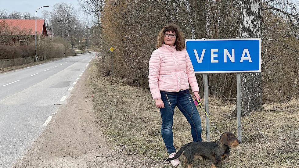 Susanne Åkesson, här med hunden Otto, bor i Vena som växte med 30 personer mellan 2019 och 2020. "Och det trots att vi inte har så mycket samhällsservice, det tycker jag bevisar att Vena har så mycket annat bra", säger hon.