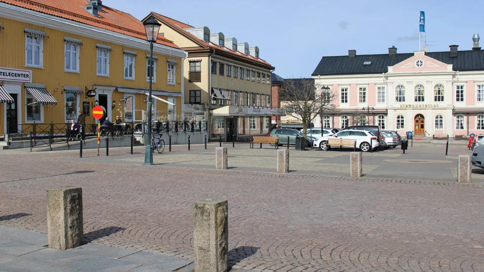 En gammal konflikt kom upp till ytan på torget och resulterade bland annat i ett sönderskuret däck på en försäljningsvagn.