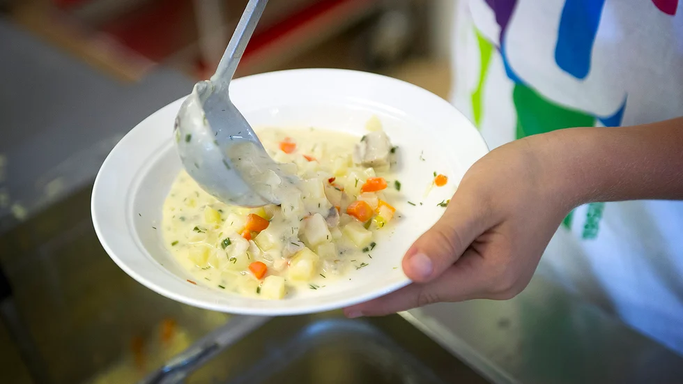Skribenten undrar vad som händer med pengarna som sparas in när gymnasieskolorna inte serverar lunch.