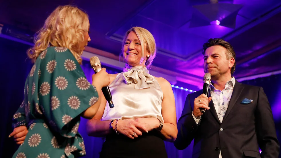 Loiuse Magnusson flankerad av artisten Alice Svensson och Jovan Radomir, konferencier, vid Katrineholmsgalan 2018. 