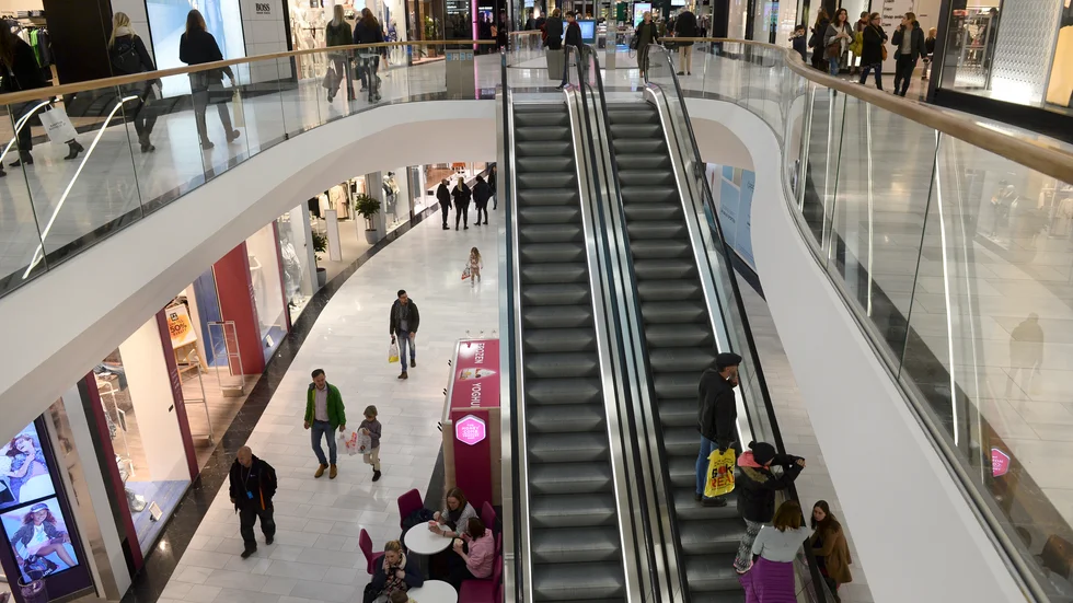 Mannen, som bor i Katrineholm, stal en jacka från Mall of Scandinavia. Samtidigt spottade han på butikssäljaren och kallade henne hora. Nu döms han.