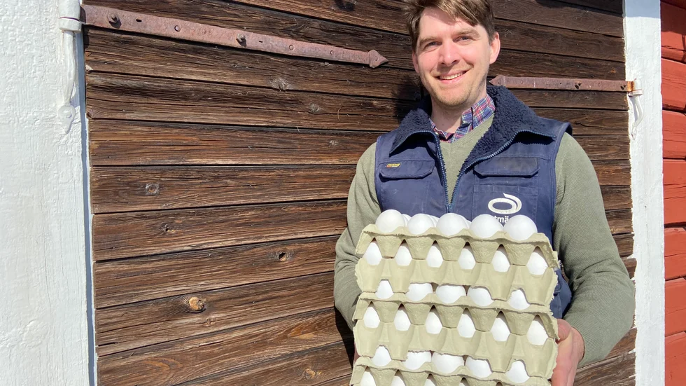 Inför påsk blir det extra många påfyllningsturer till gårdens egen äggbod för Martin Ohlson, äggproducent på Segerhult i Julita.