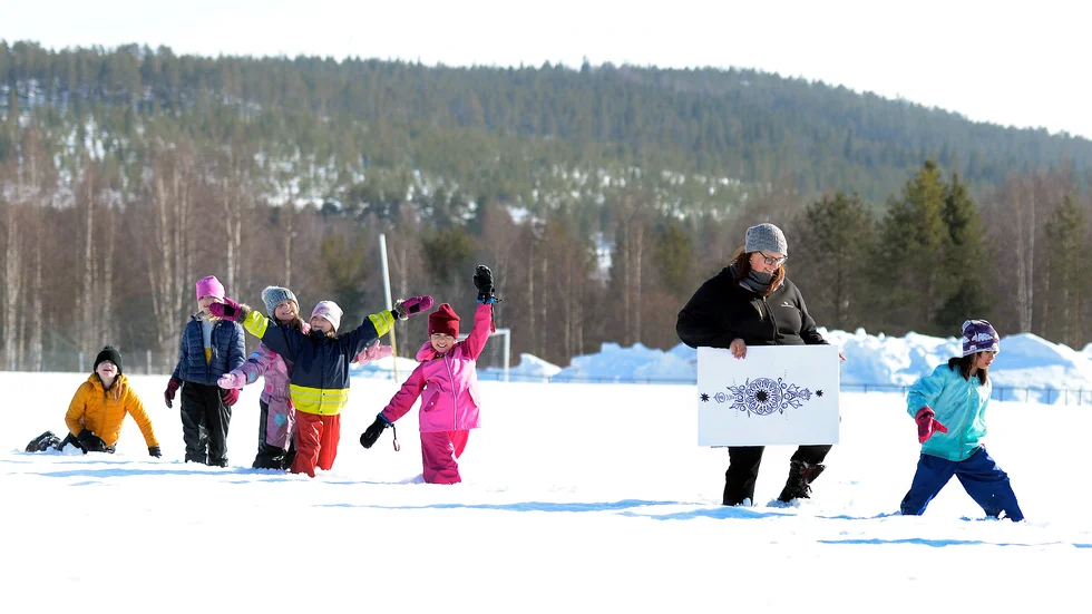 Med konstens hjälp ska unga överkalixbor får bättre kunskaper och en större förståelse för ortens kultur.  Konstpedagogen Katarina Nilsson är en av dem som leder projektet.