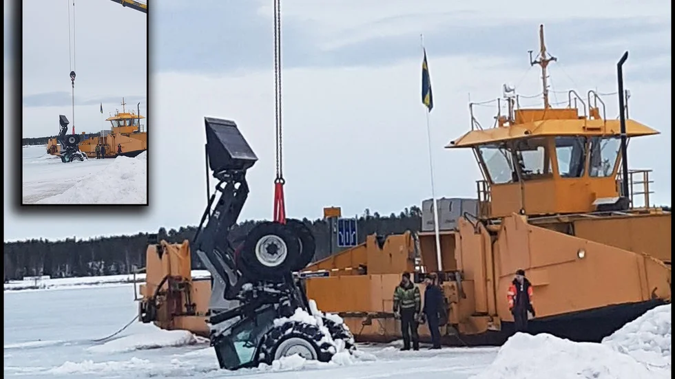 Per Stenelund, gul jacka, blev vittne när traktorn drogs upp vid uppfarten till Avan. Nu är isvägen mellan Avan och Sunderbyn avstängd.