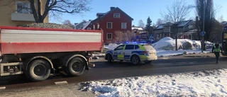 Påkörda flickan förs till NUS – svårt skadad • Lastbil tagen i beslag – polisen söker hundägare
