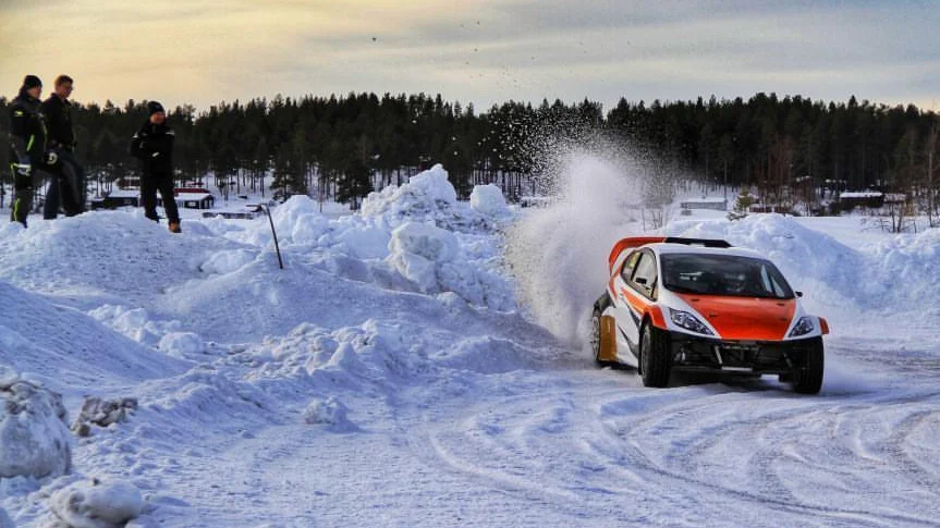 Isak Sjökvist provkör sin nya Ford Fiesta uppe i Piteå på en träningsrunda.