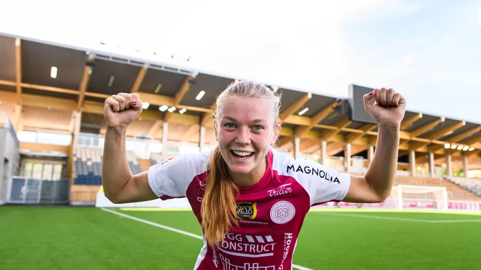 Beata Olsson blev hjälte i den allsvenska premiären mot Djurgården i fjol och i premiären i år elitettan mot Lidköping gjorde hon åter mål igen.