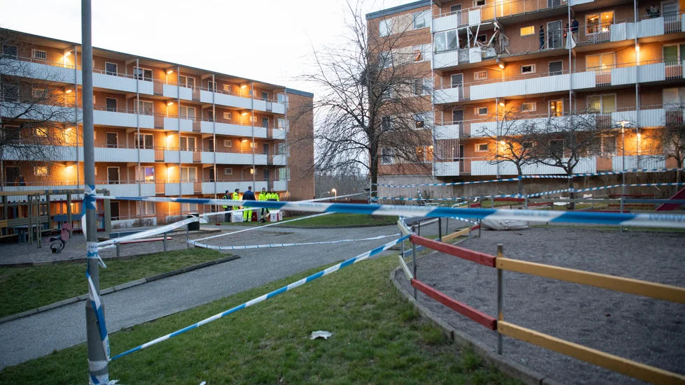 Platsen för explosionen i Husby morgonen efter smällen. Explosionen detonerade på fjärde våningen och en mängd fönster krossades på den intilliggande gården. Arkivbild.