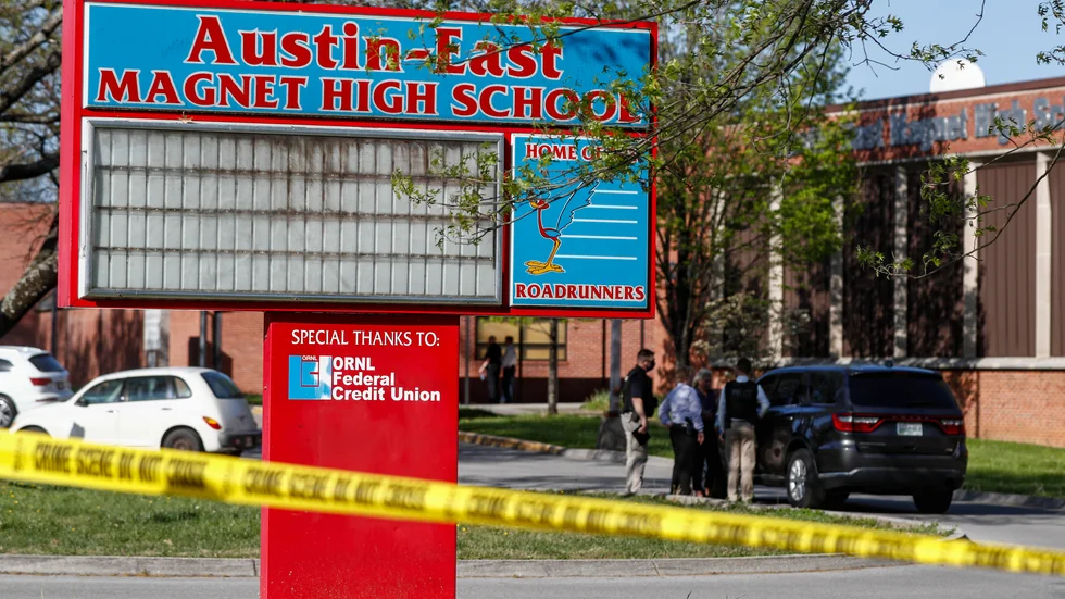 Polisavspärrningar utanför Austin-East Magnet High School i Knoxville.
