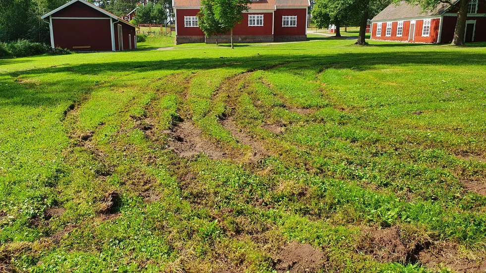 Brunnsparken i Södra Vi har utsatts för skadegörelse. "De har kört racer på gräsmattorna framför scenen", säger Ingmar Eklund