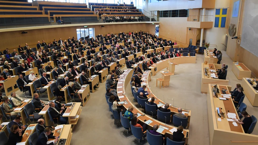 Det som verkade bli en renässans för parlamentarismen har utvecklats till en dörrspringarfars.