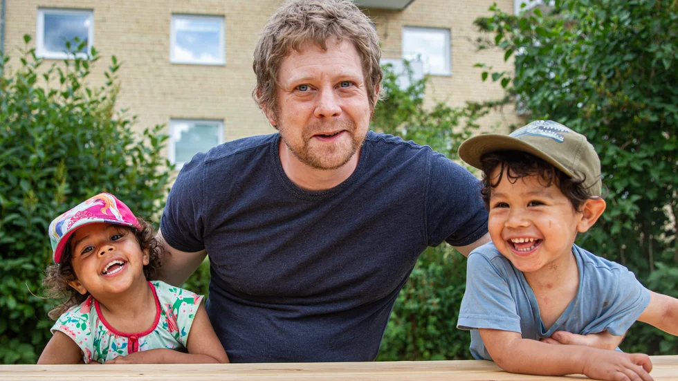 Efter många turer står det äntligen klart att Johan Broström och barnen, Alison och Erik, ska återförenas med mamma Ruth Acosta då hon fått permanent uppehållstillstånd i Sverige.