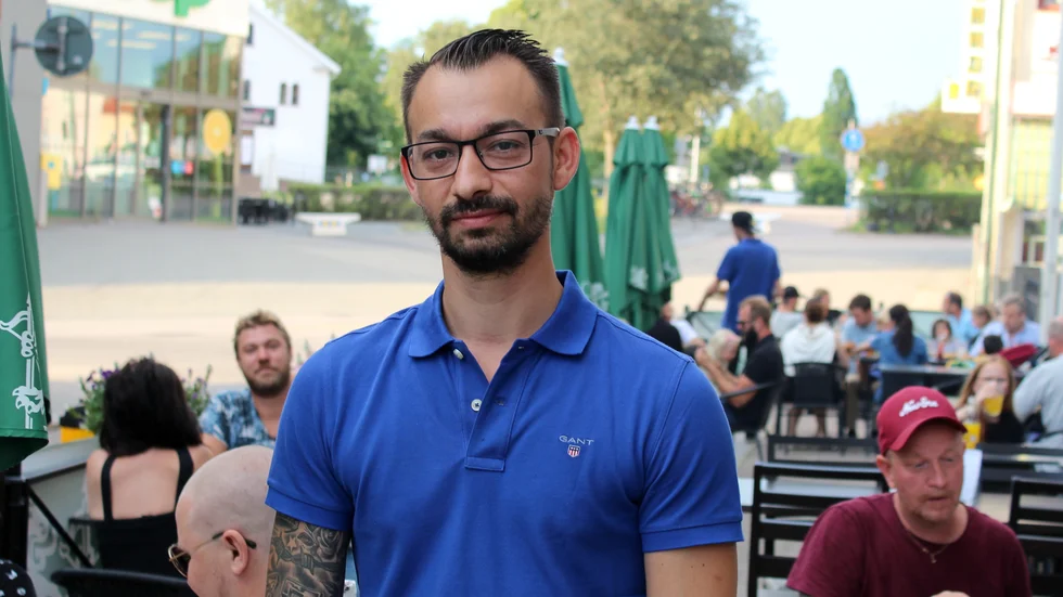 På Burgers & Beers är det fullt upp och det är Durhan Elezovic glad över. 