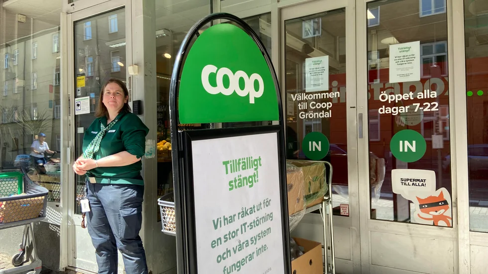 "Vi måste tyvärr hålla stängt", säger säljchef Sofie Nordgren på Coop Gröndal i Stockholm, där hon delar ut gratis frukt, dryck och bullar efter it-attacken.