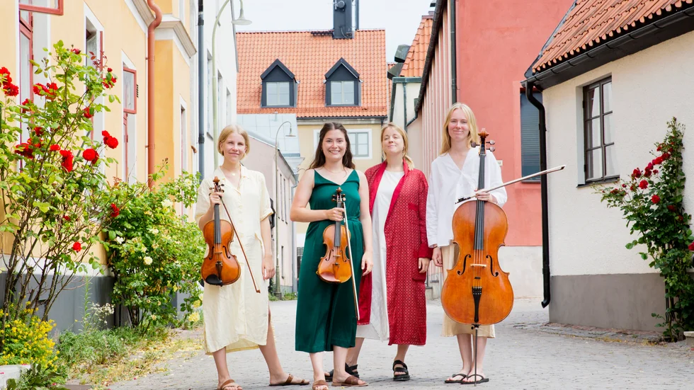 Konstellation kvartett med violasten Ragnhild Kvist, violinisten Isabel Godau, pianisten Gunvor Matilda Andersson och cellisten Hillevi Rasmusson Klingberg på plats i Visby.