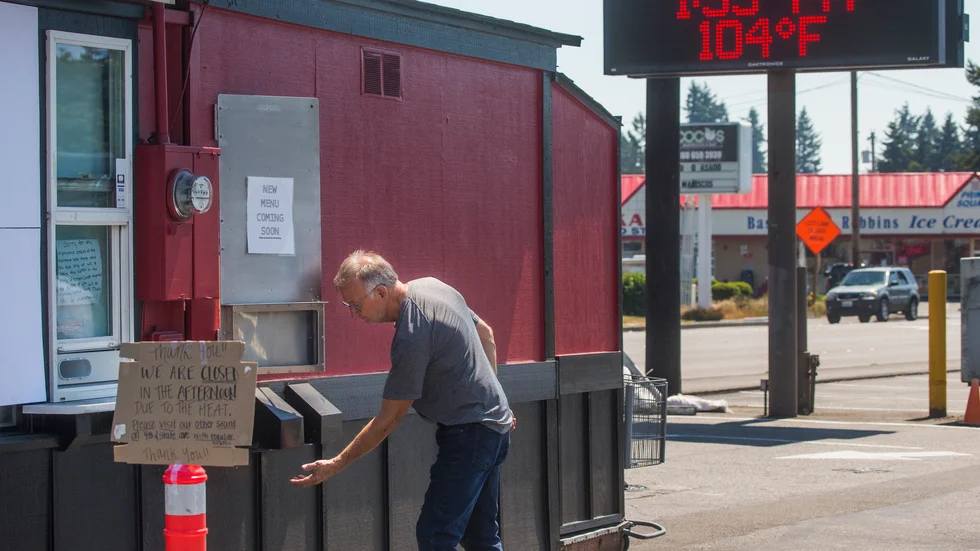 En kaféägare i amerikanska Marysville håller stängt i eftermiddagsvärmen. Termometern visar 104 grader Farenheit, motsvarande 40 grader Celcius.