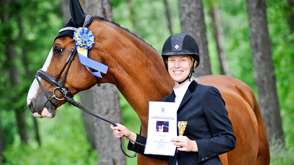 Sophie Markgren Anundi och Liam fick Ridsportsförbundets ärofyllda utmärkelse, Västerbottens Championat för fina framgångar i dressyr -2020.