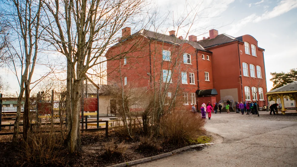 Vi har kämpat för att grundskolan ska bli tioårig. Förskoleklass var en bra början. Nu blir ”lågstadiet” fyraårigt och elever får hjälp tidigare om de har specifika svårigheter med inlärning, skriver liberalerna Inger Hult och Björn Wahlund.
Bilden: Östra skolan i Katrineholm.