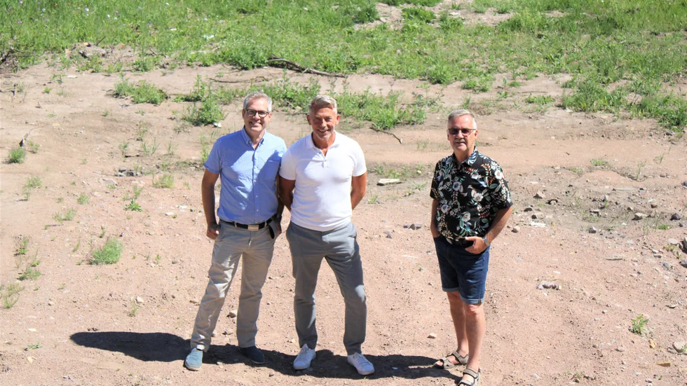 – Det känns bra och det känns stort. Det är ett stort projekt för oss på Vimarhem, säger styrelseordförande Magnus Danlid (C), här ståendes på marken för kvarteret Uven tillsammans med vd Johan Oléhn och vice ordförande tillika styrgruppsmedlemmen Thomas Karlsson (KD). 