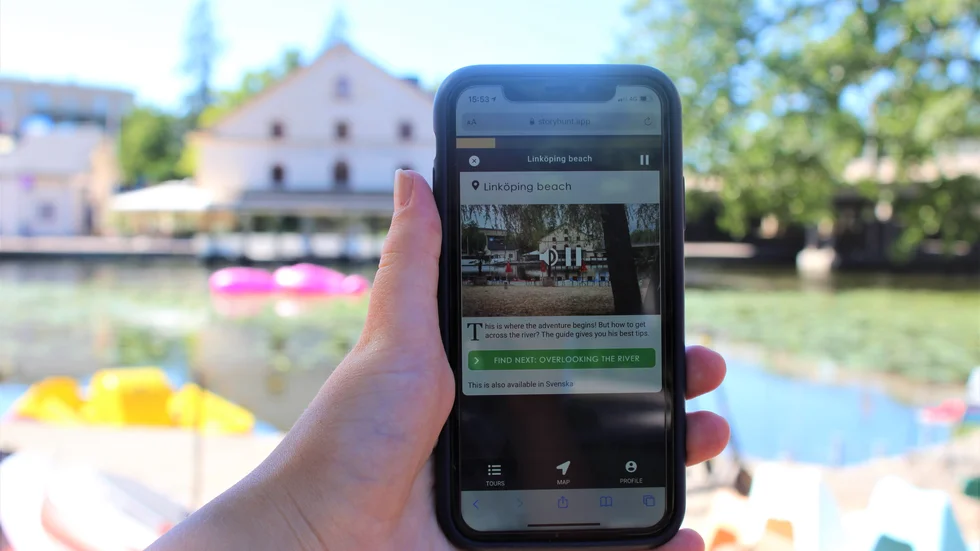 Den humoristiska vandringen "The lost city of Linköping" startar vid stranden utanför Scandic Hotel.