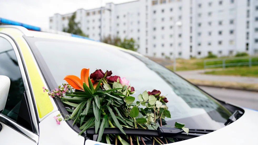Dödsskjutningen av en polis i stadsdelen Biskopsgården i Göteborg på onsdagskvällen är en del i ett växande polisförakt, menar ledarskribenten. På torsdagen visade dock många människor sitt deltagande för den dödade polisen.